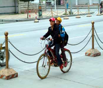 DSCF0045.Tibet, Lhasa, Kinder auf Rad